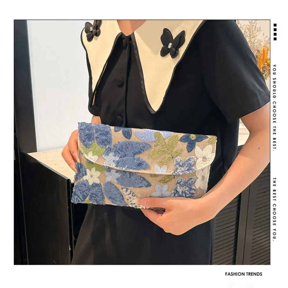 Gala Flora Clutch. Elegancia  y Brillo Sutil para cualquier momento.
