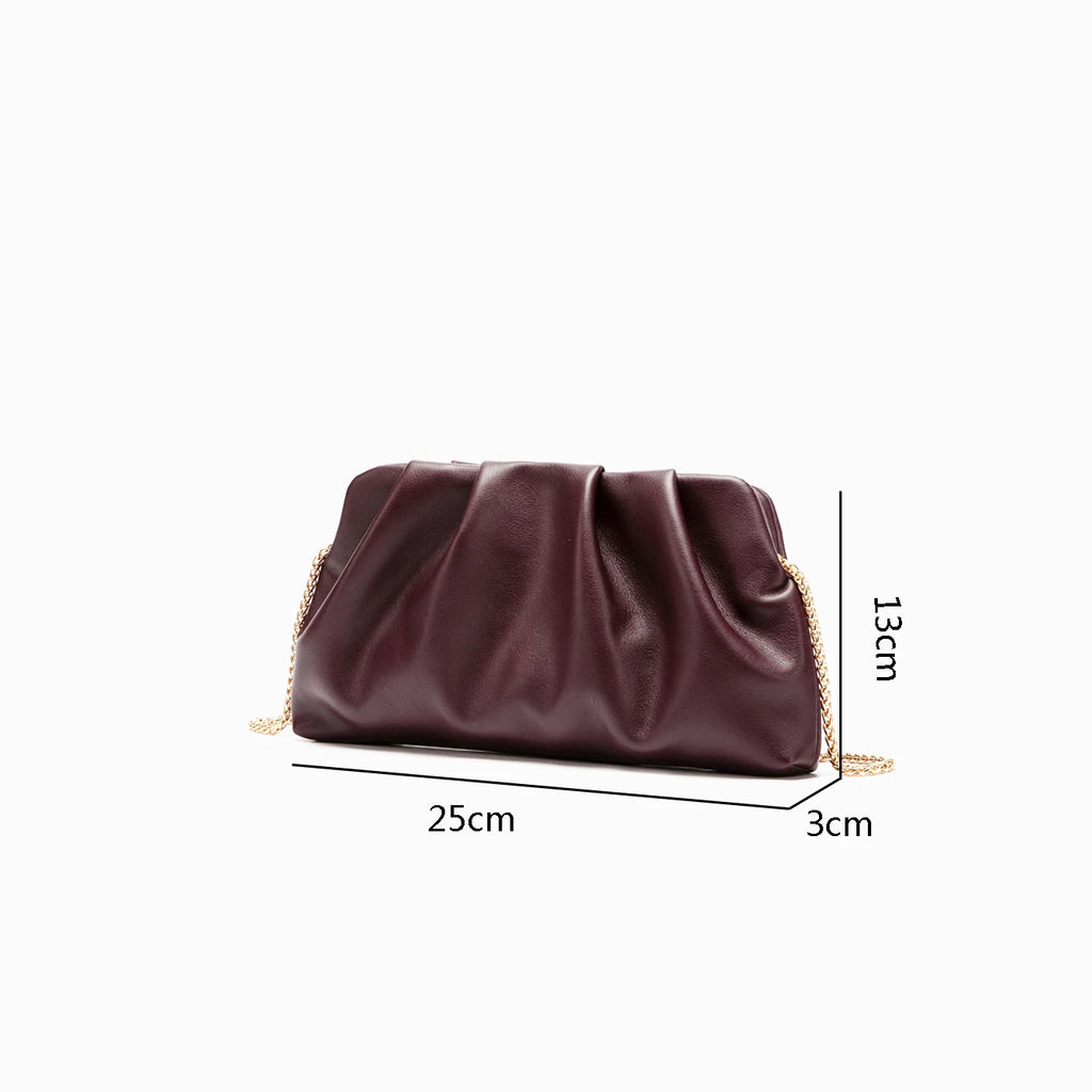 Gala Shine: Clutch Envolvente con Cadena
