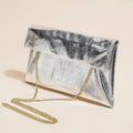 Glow & Roll: Clutch de Gala con Solapa Envolvente