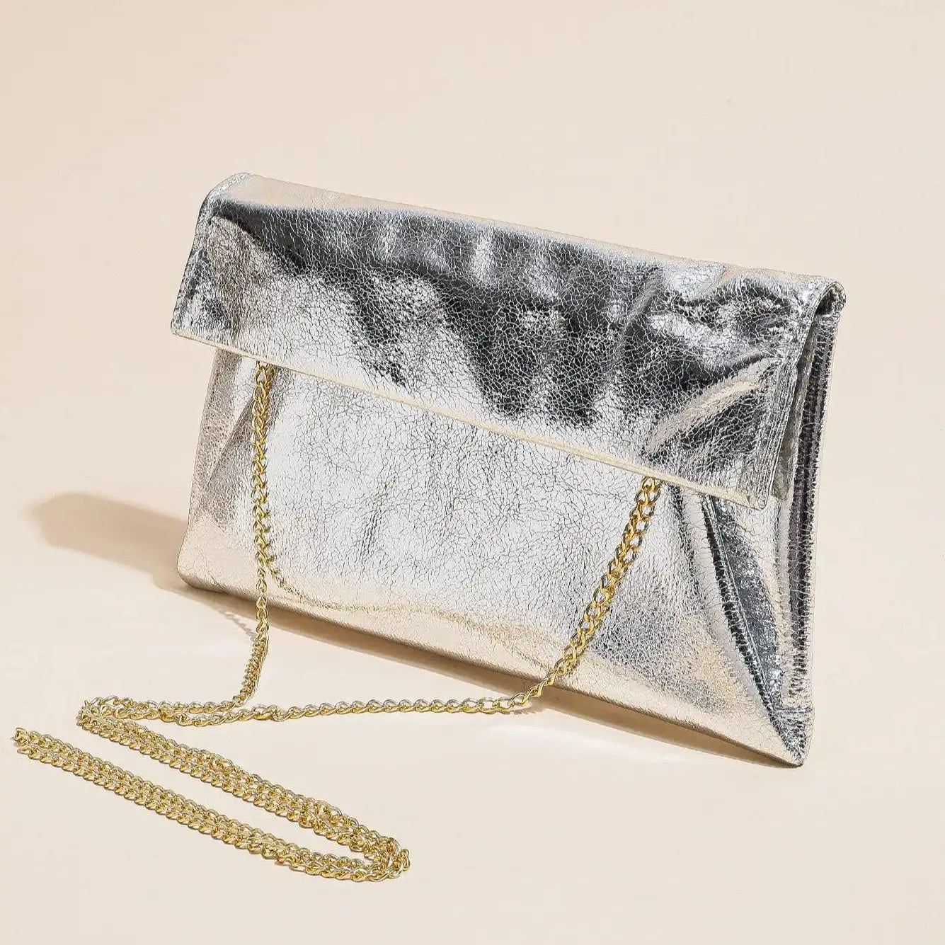 Glow & Roll: Clutch de Gala con Solapa Envolvente