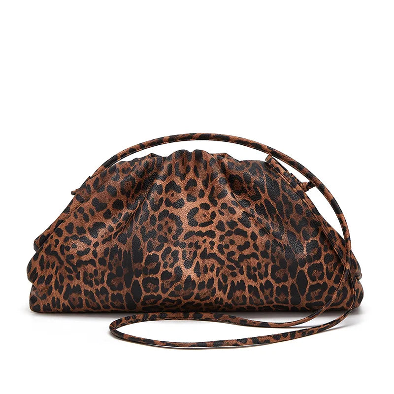 Bolso Cloud Dumpling. Plisado con Estampado de Leopardo