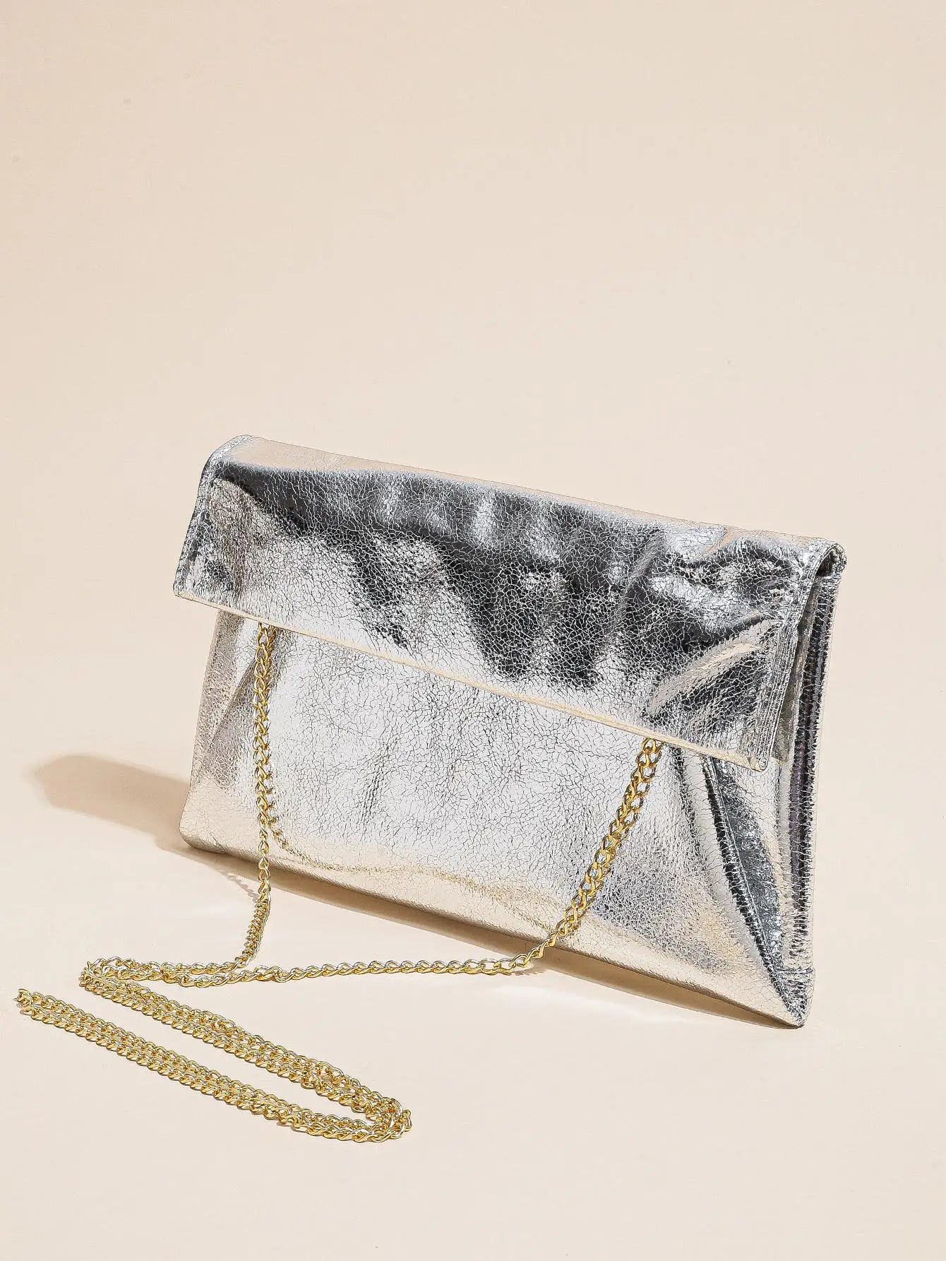 Glow & Roll: Clutch de Gala con Solapa Envolvente