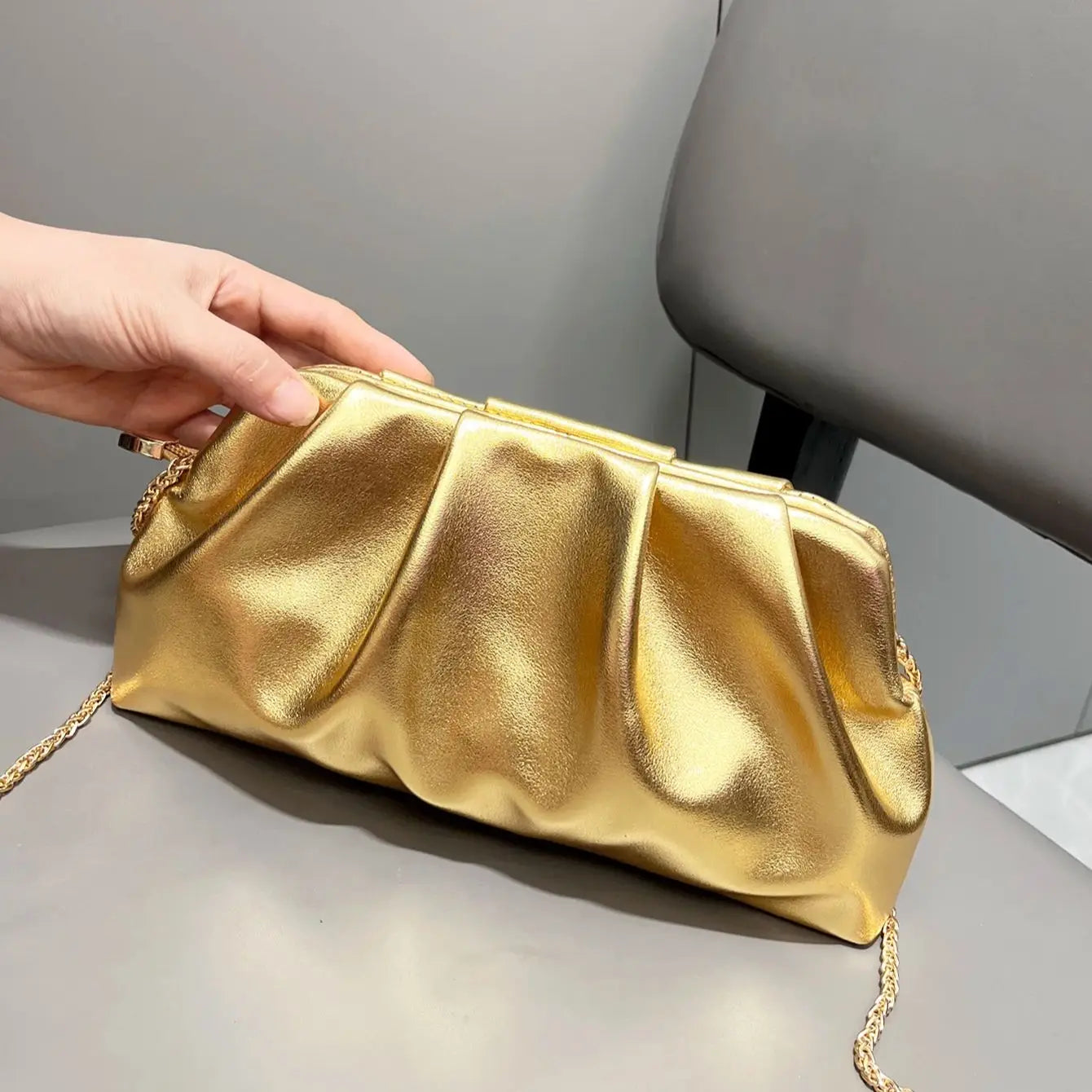 Gala Shine: Clutch Envolvente con Cadena
