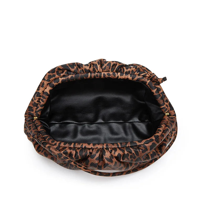 Bolso Cloud Dumpling. Plisado con Estampado de Leopardo