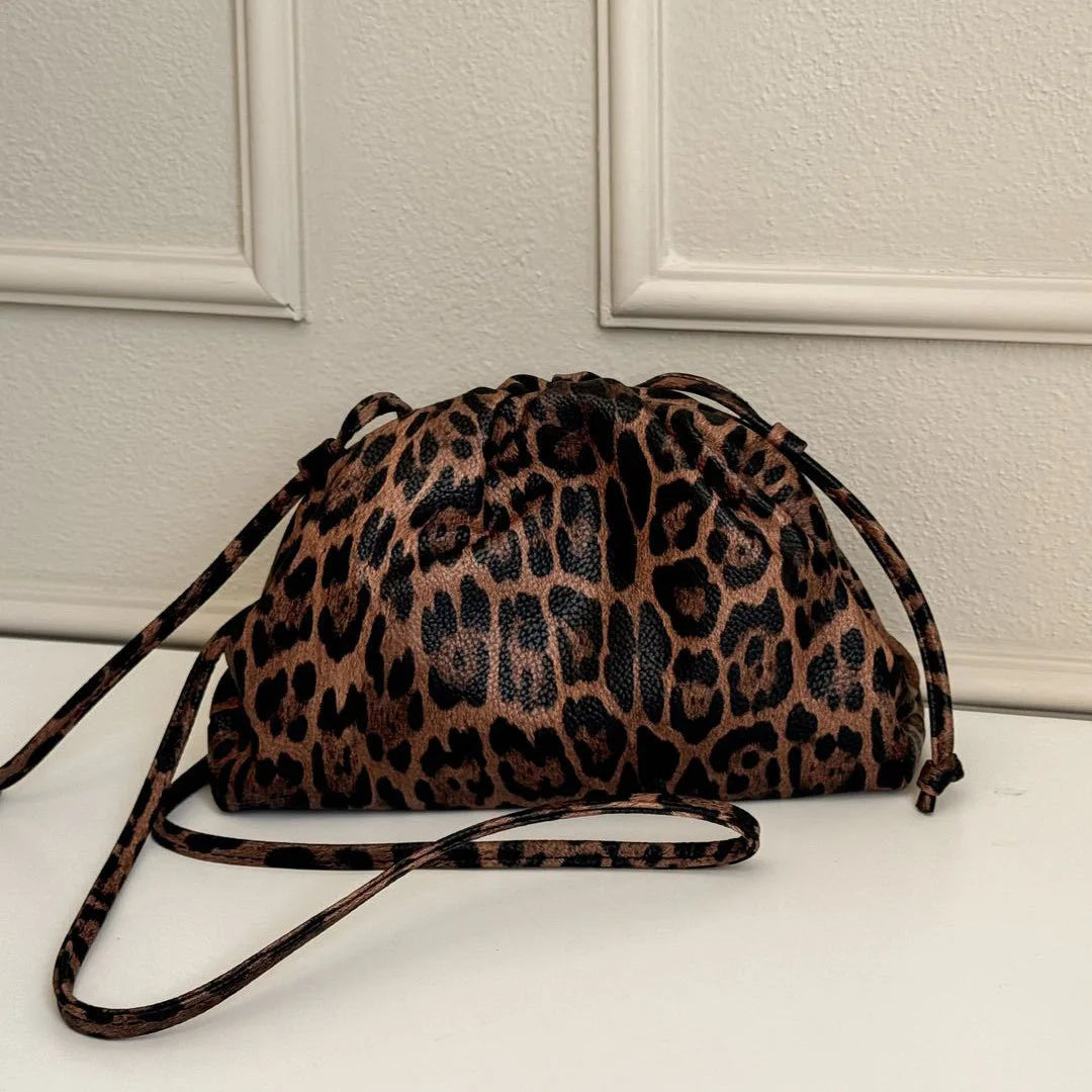 Bolso Cloud Dumpling. Plisado con Estampado de Leopardo