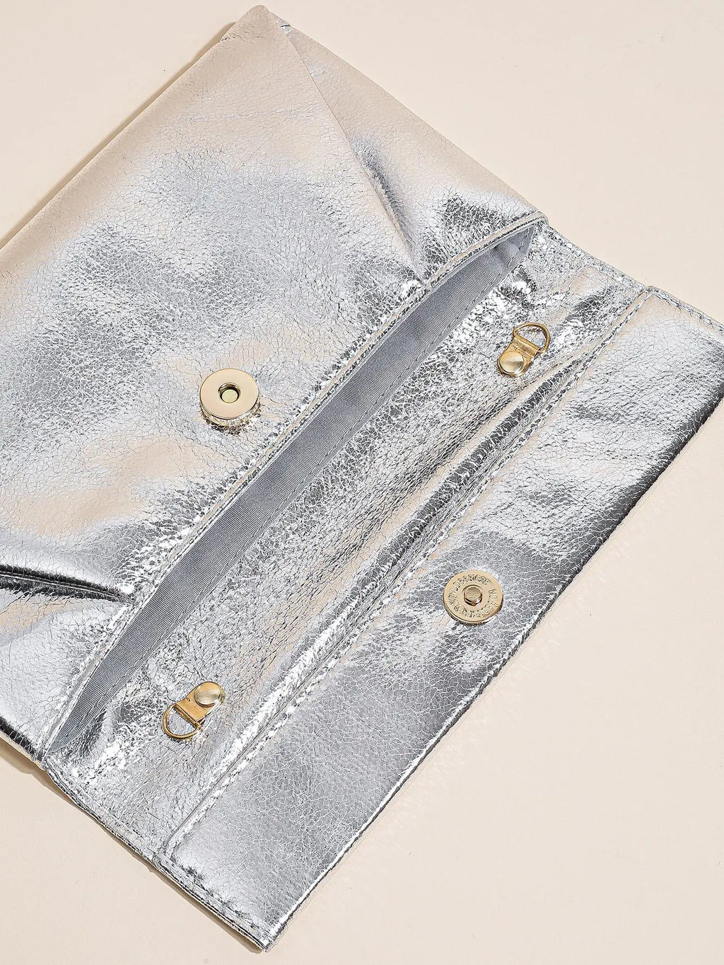 Glow & Roll: Clutch de Gala con Solapa Envolvente