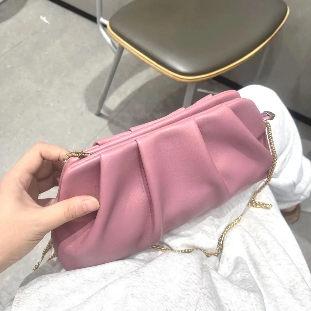 Gala Shine: Clutch Envolvente con Cadena