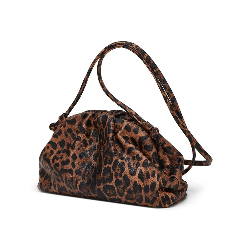 Bolso Cloud Dumpling. Plisado con Estampado de Leopardo