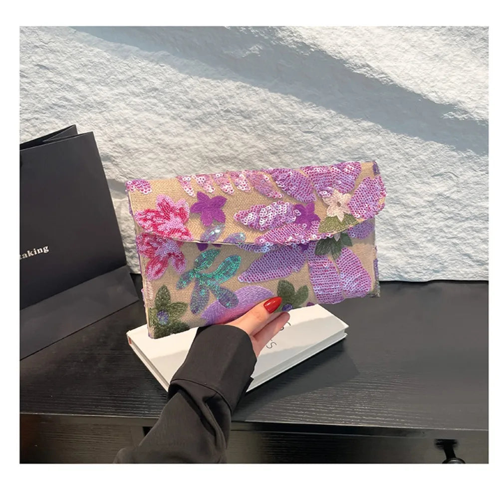Gala Flora Clutch. Elegancia  y Brillo Sutil para cualquier momento.