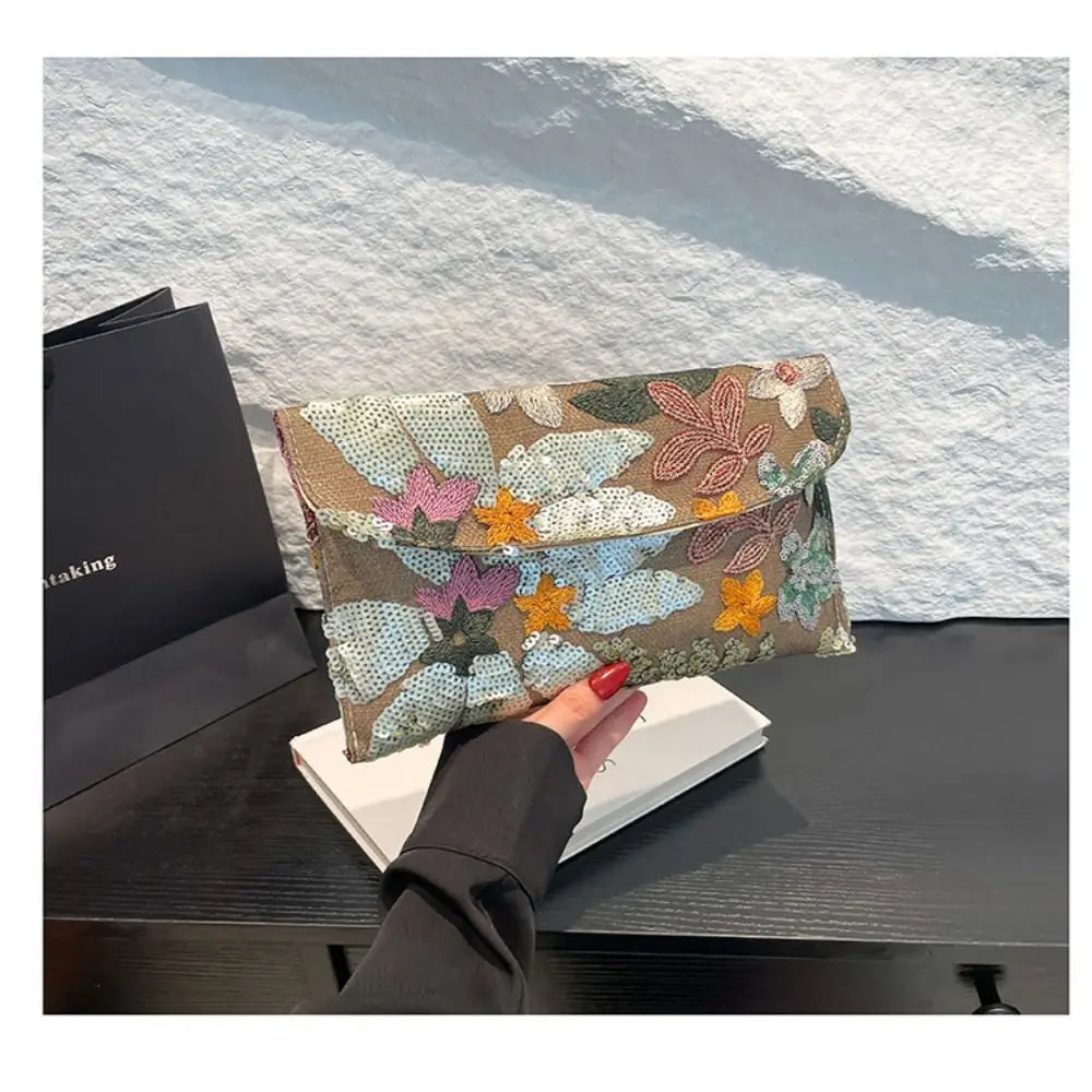 Gala Flora Clutch. Elegancia  y Brillo Sutil para cualquier momento.