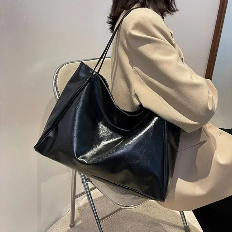 Luna Tote Bag: El Brillo de la Elegancia Cotidiana