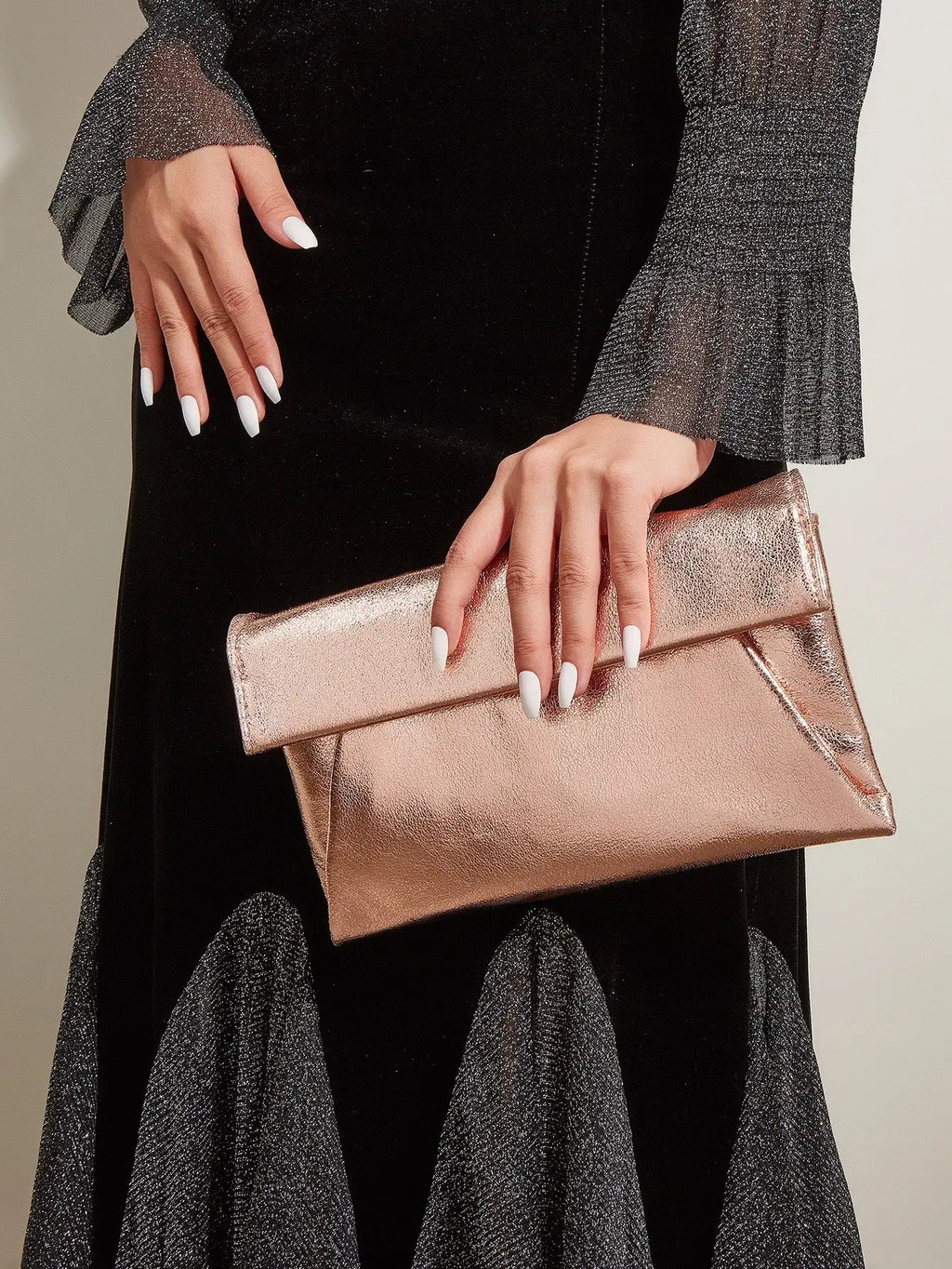 Glow & Roll: Clutch de Gala con Solapa Envolvente