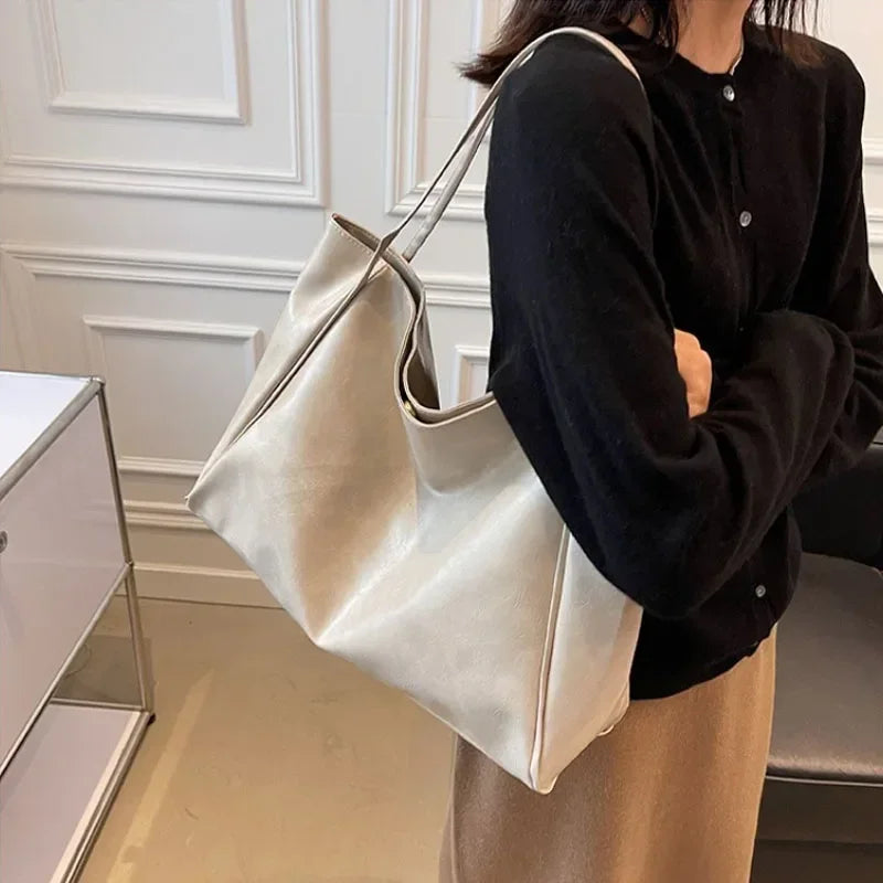 Luna Tote Bag: El Brillo de la Elegancia Cotidiana