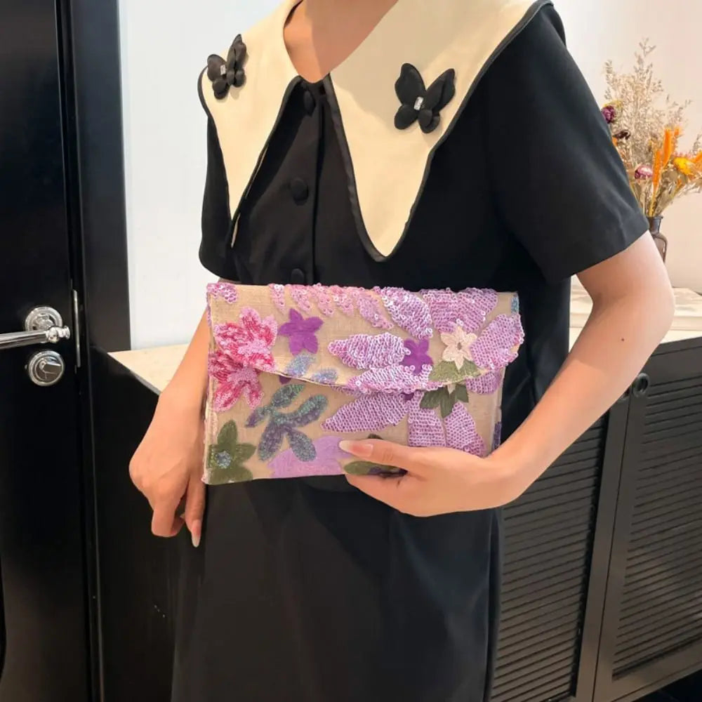 Gala Flora Clutch. Elegancia  y Brillo Sutil para cualquier momento.