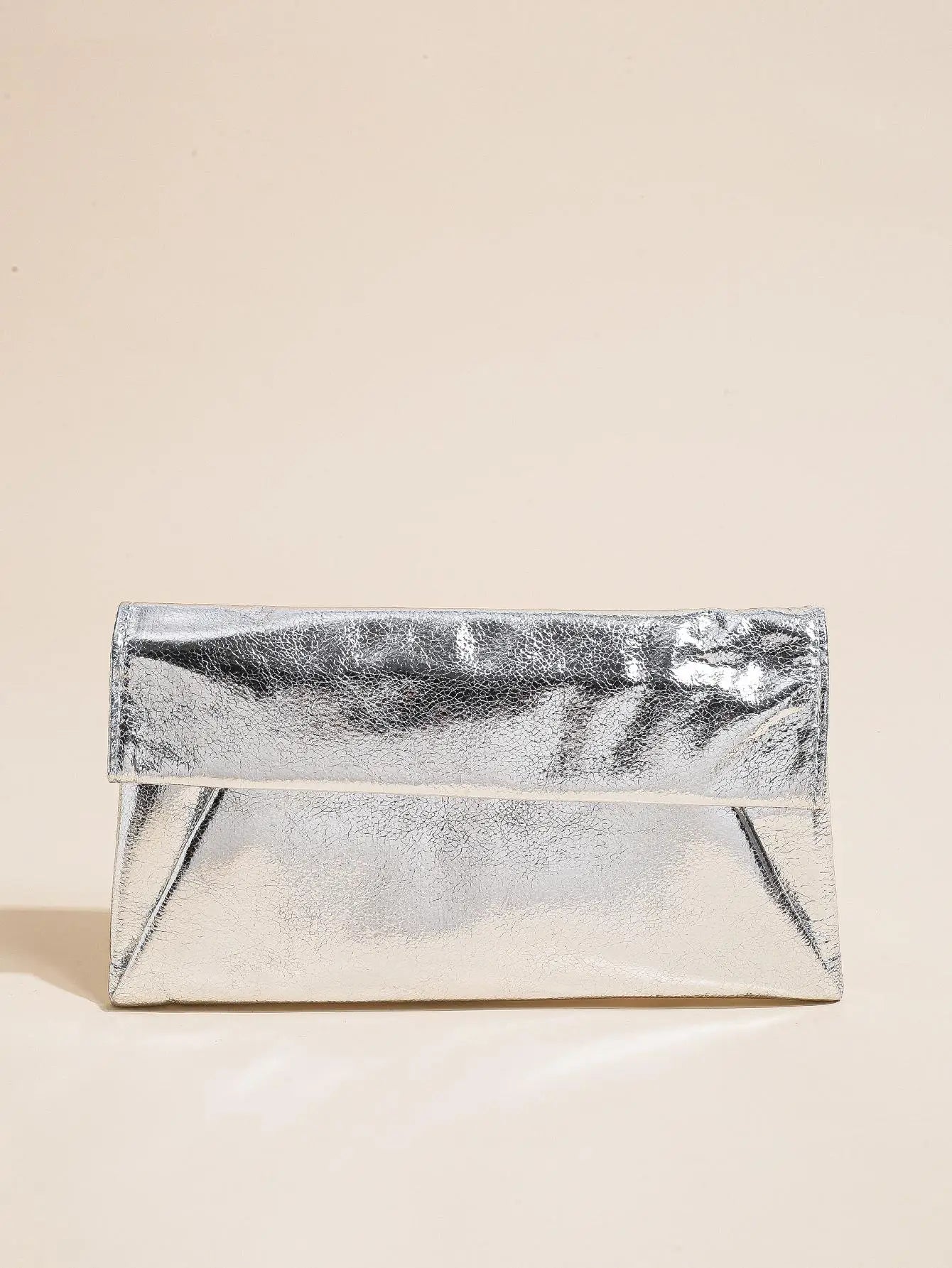 Glow & Roll: Clutch de Gala con Solapa Envolvente
