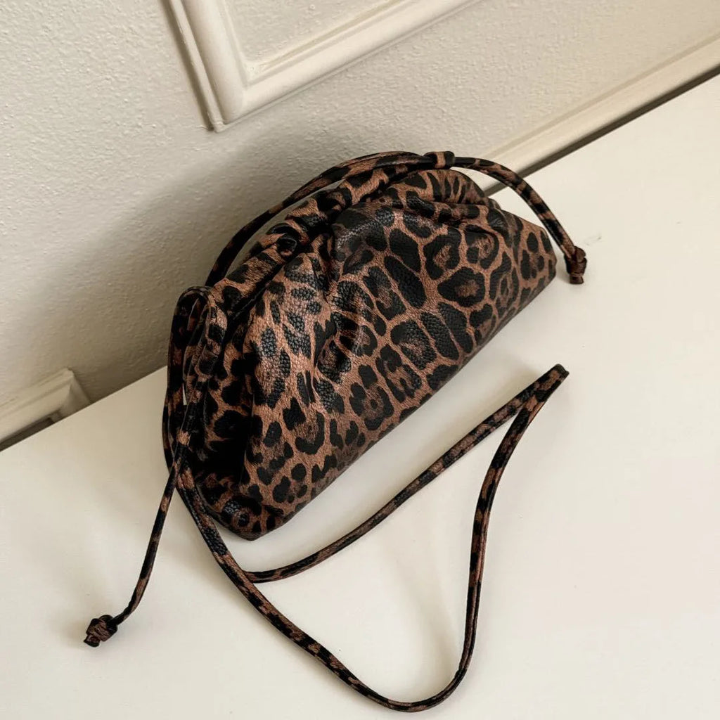 Bolso Cloud Dumpling. Plisado con Estampado de Leopardo