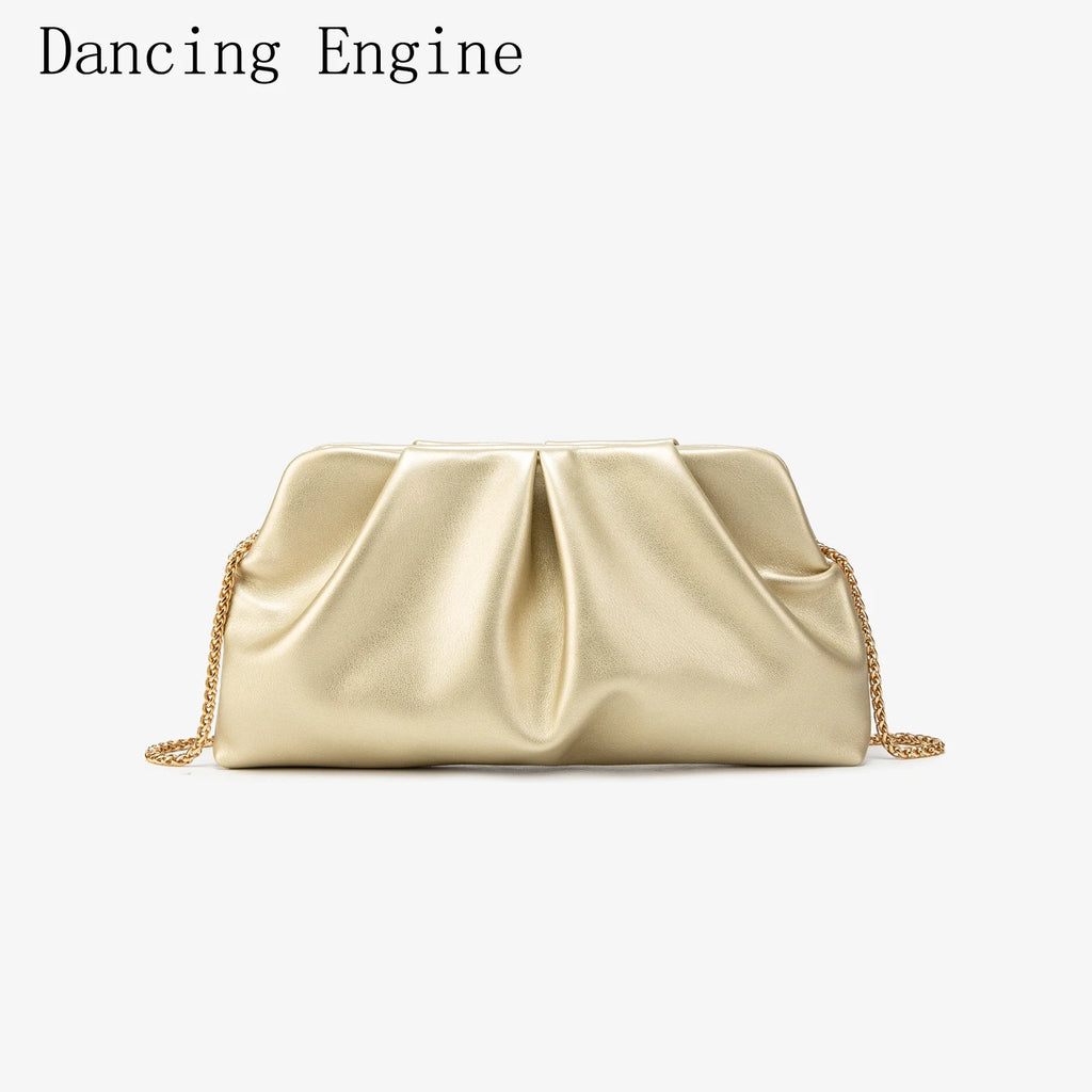 Gala Shine: Clutch Envolvente con Cadena