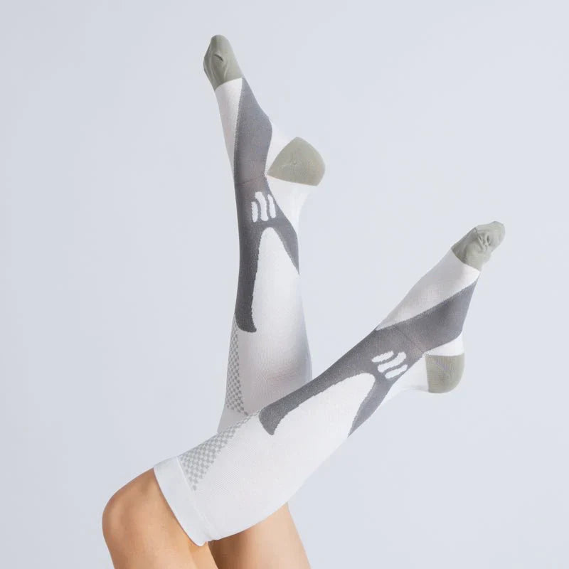 Essenza FlexRelief™ – Calcetas de Compresión (Arctic White Gray)