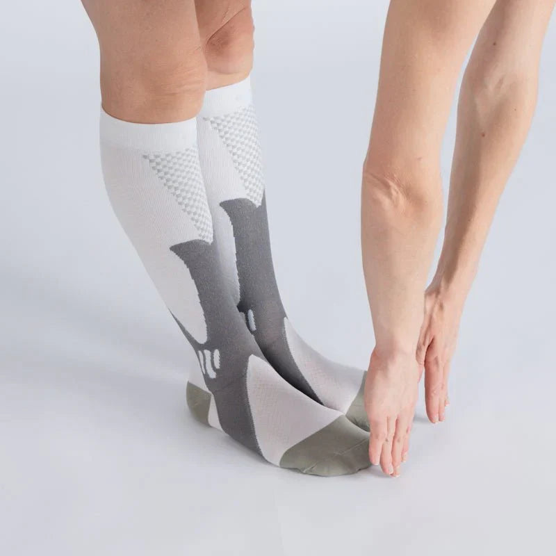Essenza FlexRelief™ – Calcetas de Compresión (Arctic White Gray)
