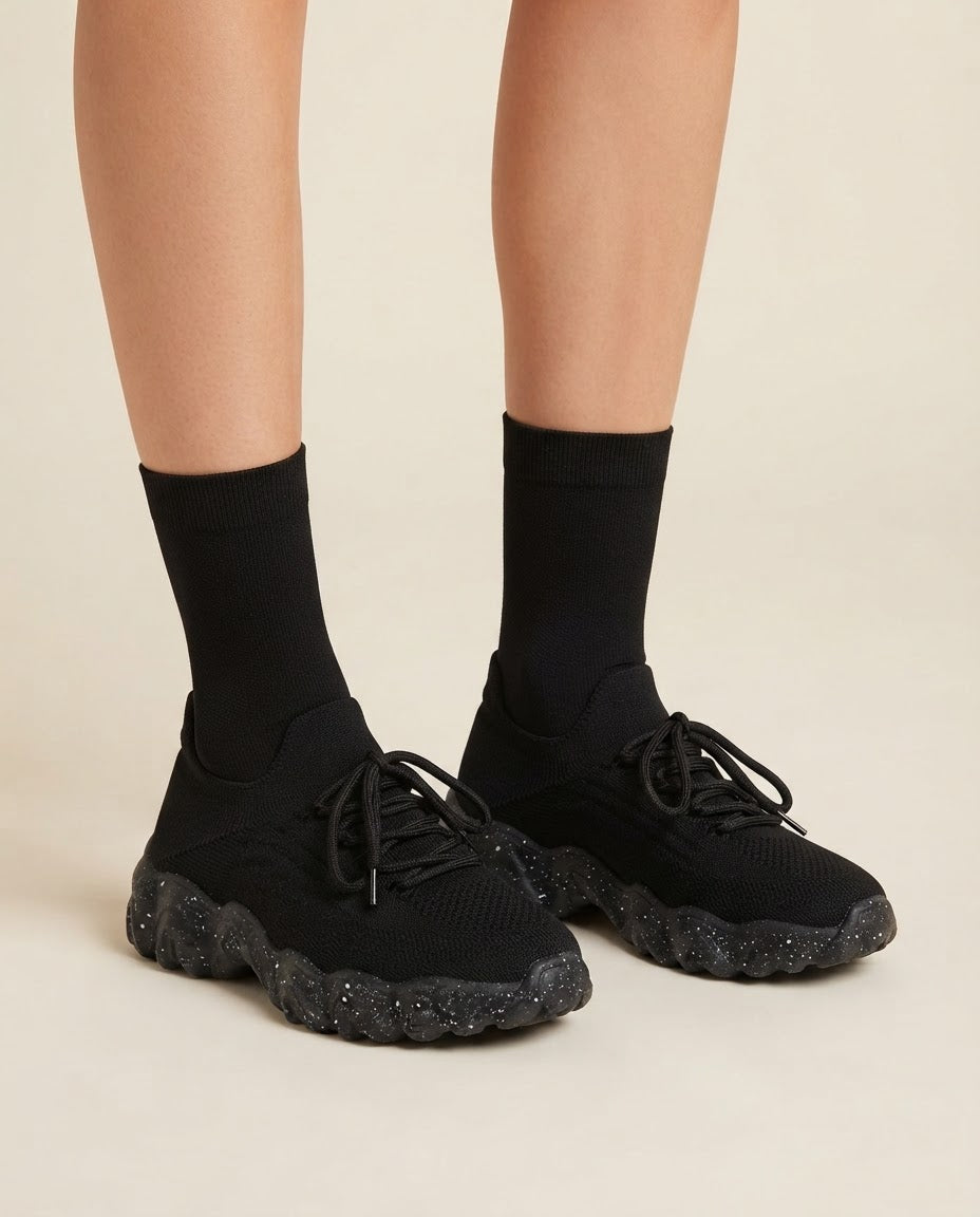 Zapatillas Ortopédicas Confort Pro Negro puestas, plano cercano