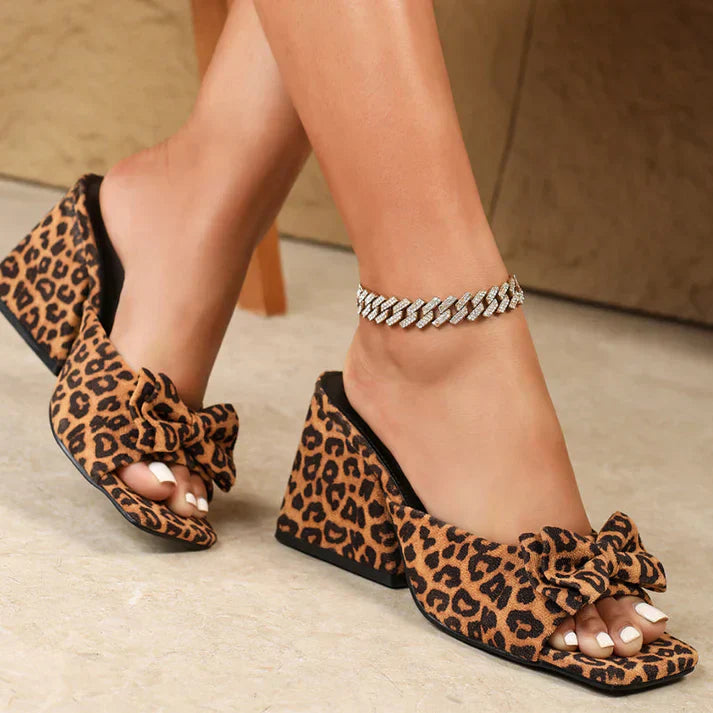 Bella Panther™ | Tacón de Estampado Animal y Lazo