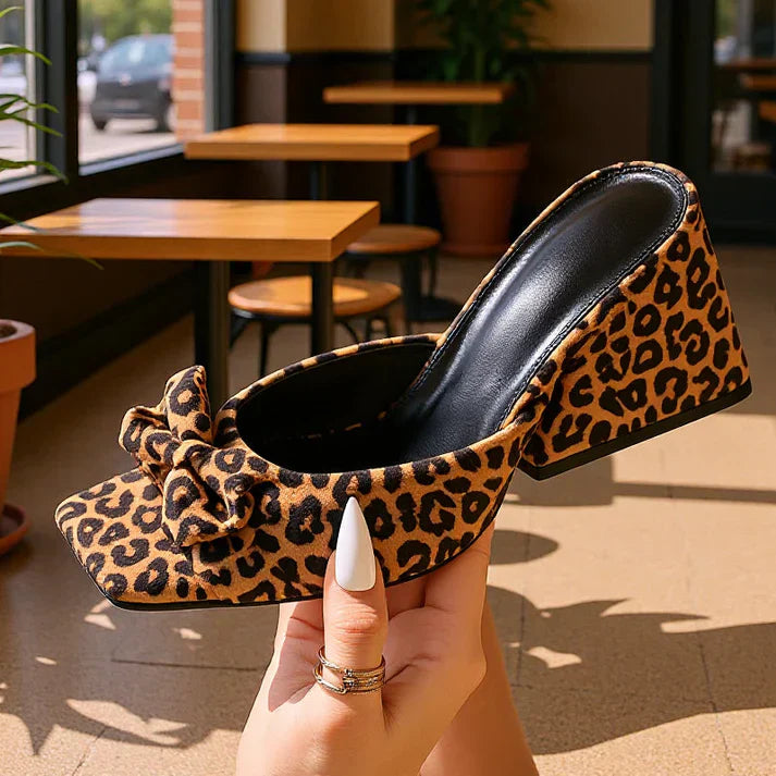 Bella Panther™ | Tacón de Estampado Animal y Lazo