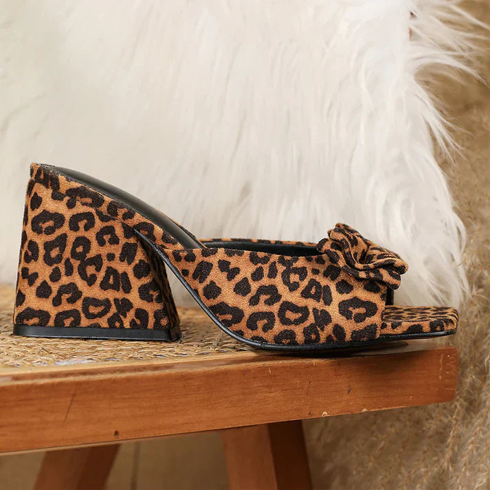 Bella Panther™ | Tacón de Estampado Animal y Lazo