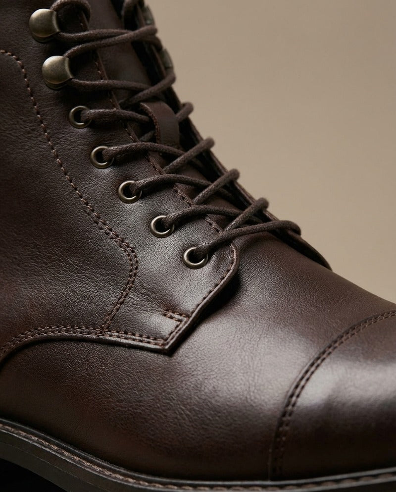 Botas de Piel Oscura Essenza